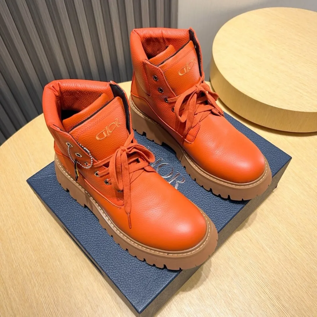 Factory P580💰[Dior] Dior ✨ is online simultaneously👏 This latest popular men's boots for autumn and winter are new products in the series and continue Di*r's classic style. The upper is made of original first-layer cowhide and matched with the original anti-slip and wear-resistant rubber outsole. The rear shoe collar and heel are equipped with brand iconic details to enhance the style. Fashionable and versatile. Create a casual look. Size: 38-44 (45 customized)